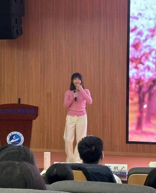 ���Ӻ�Ů���ڵ���ǰ�Ϳ��Ŷ��������Զ�����